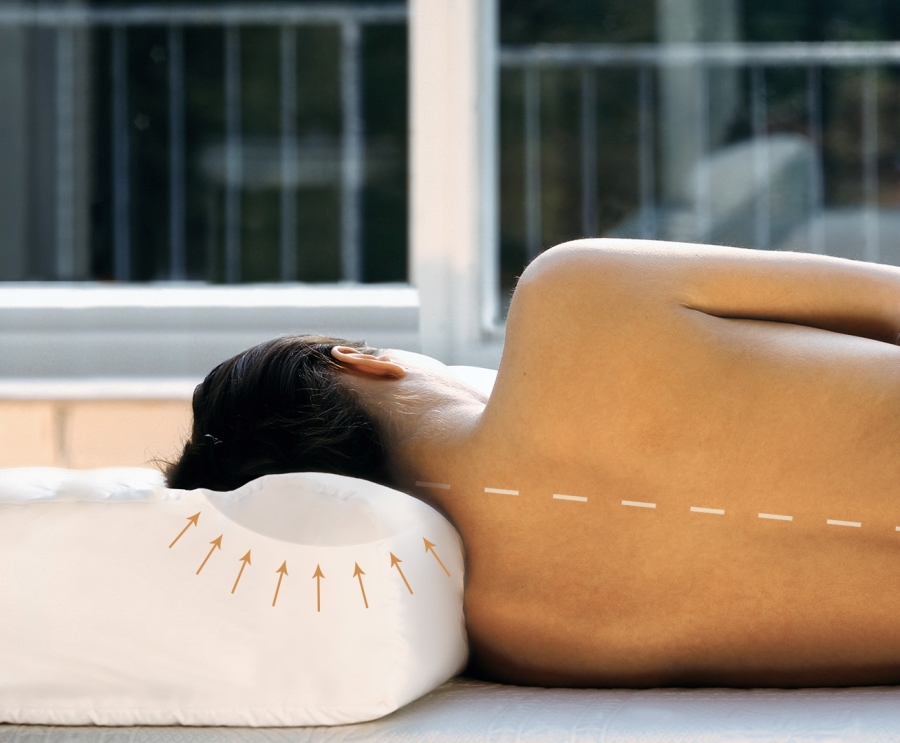 frau-demonstration-liegend-nackenkissen